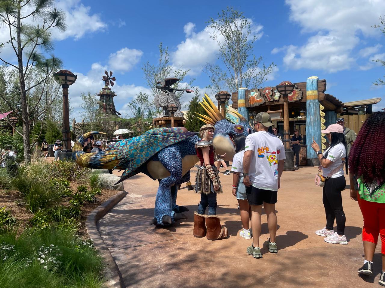 O público interagindo com os animatrônicos