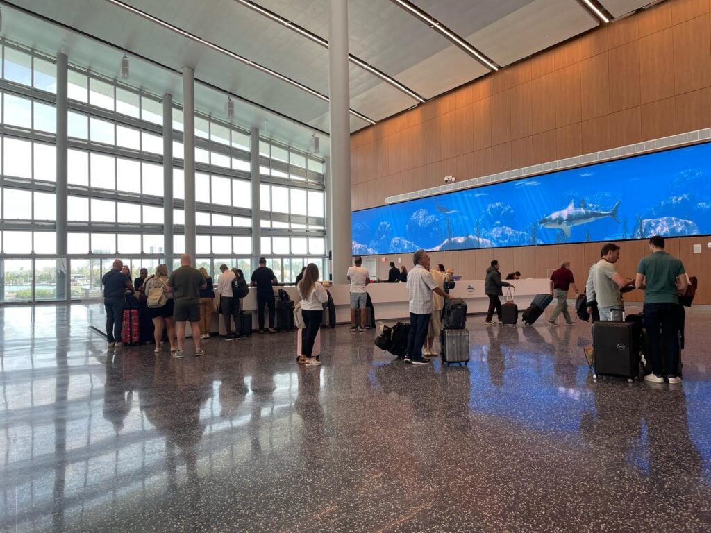 O terminal possui uma decoração elegante e moderna