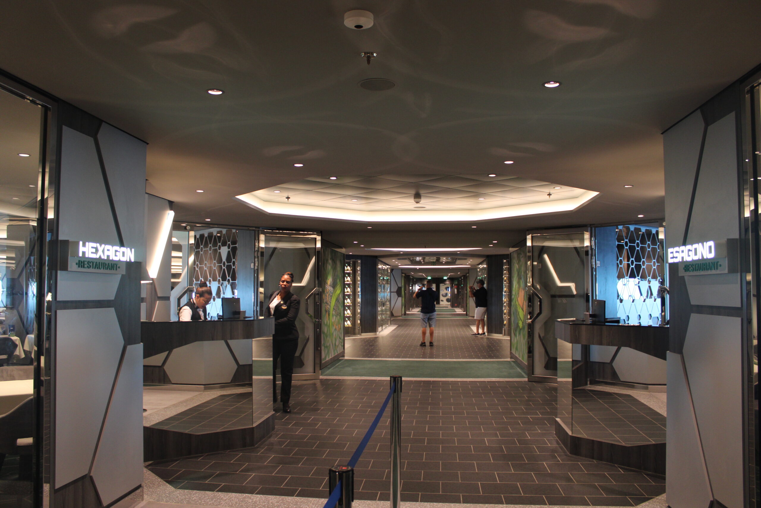 Os dois restaurantes principais do navio, o Esagono e Hexagon