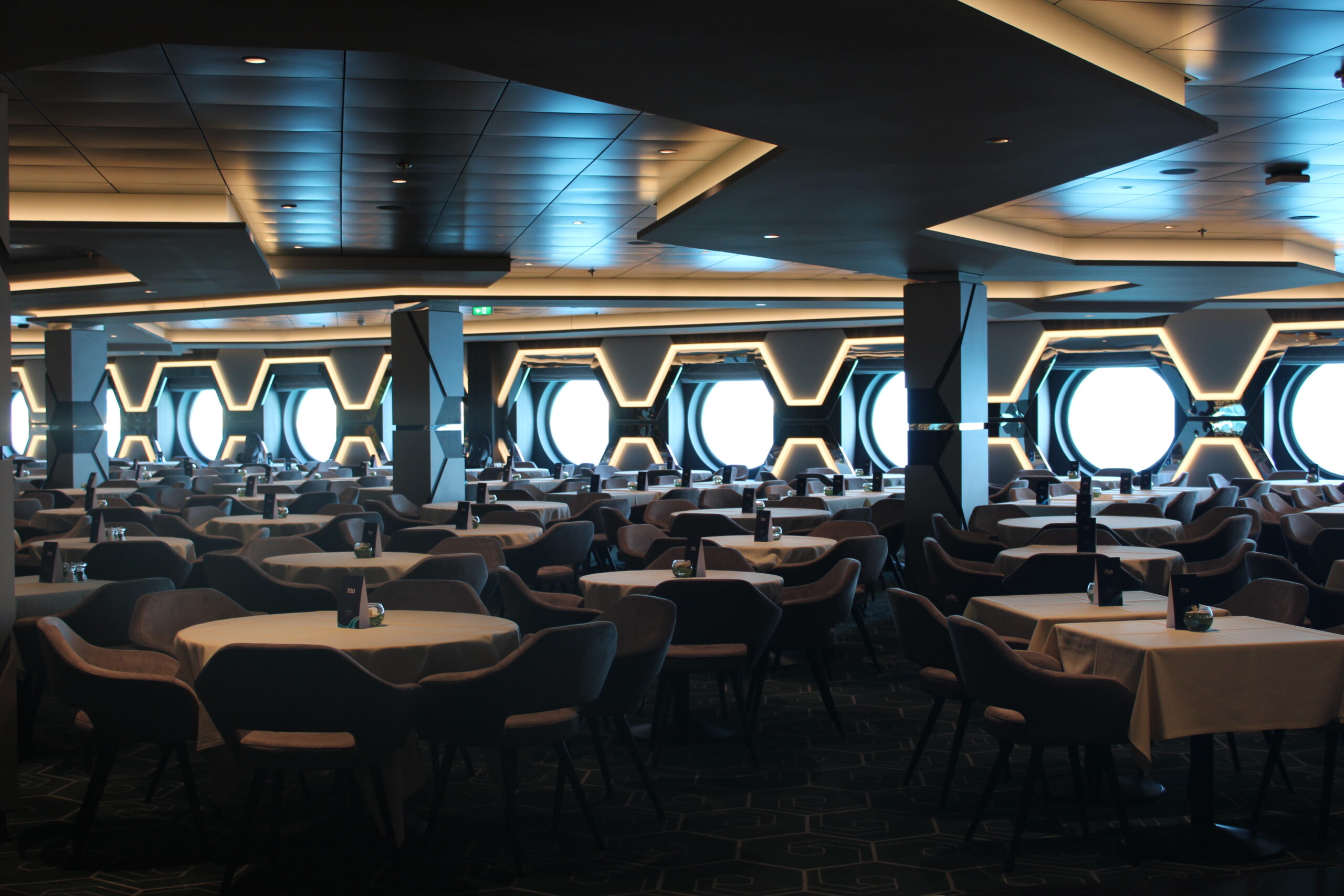 Os restaurantes Hexagon e Esagono são extemamente parecidos e são os restaurantes principais do navio