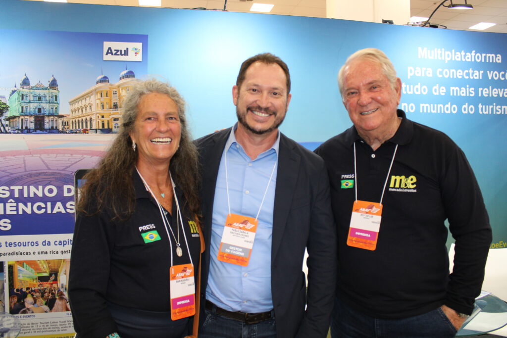 Pablo Zabala, da Discover Cruises, com Mari Masgrau e Roy Taylor, do Mercado e Eventos