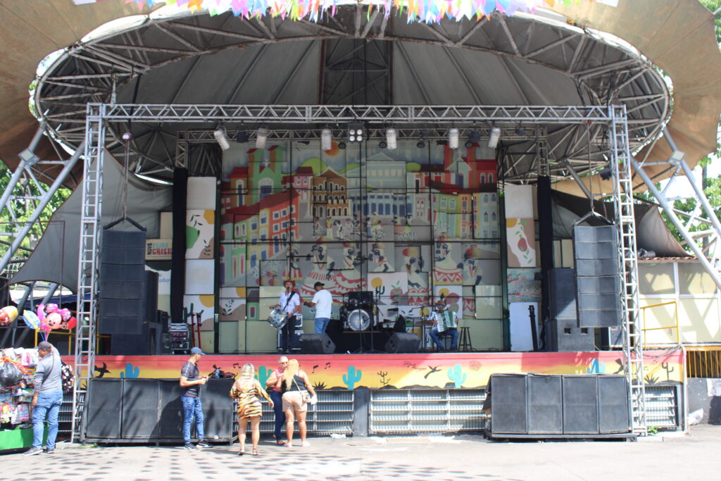 Palco pronto para a festa do Boi
