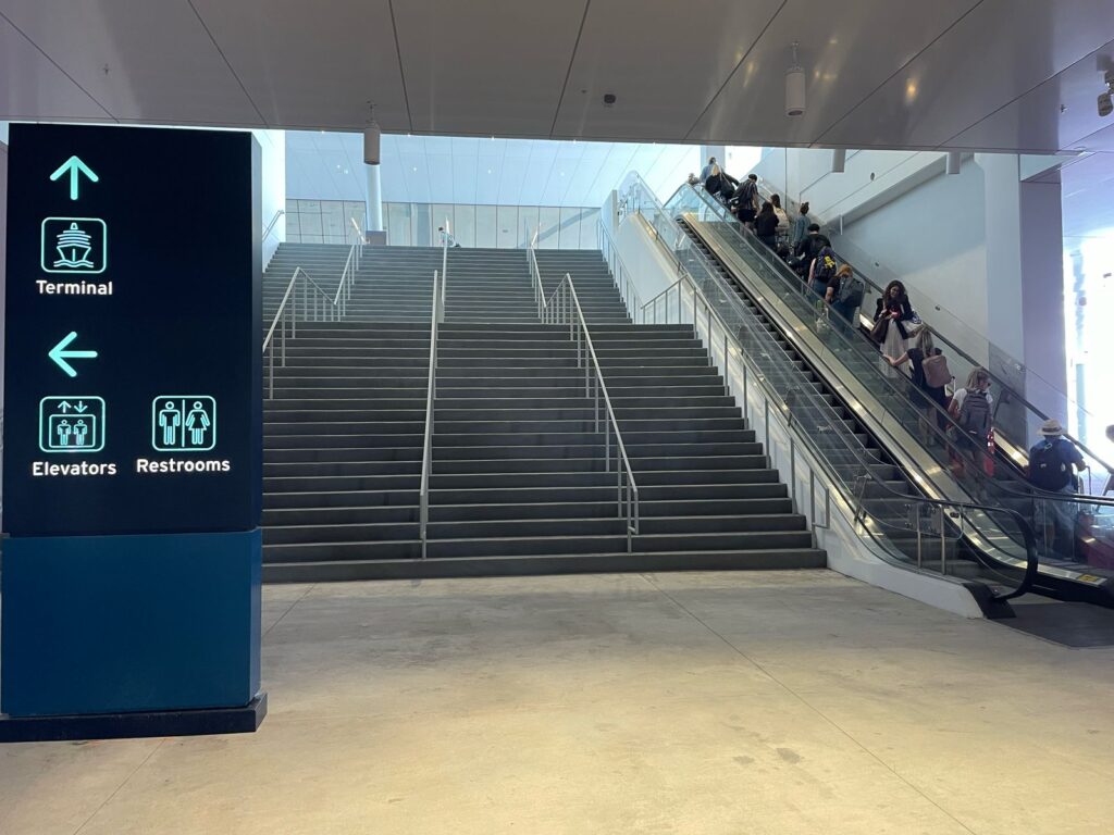 Para ir até a área de embarque, é necessário subir a escada rolante