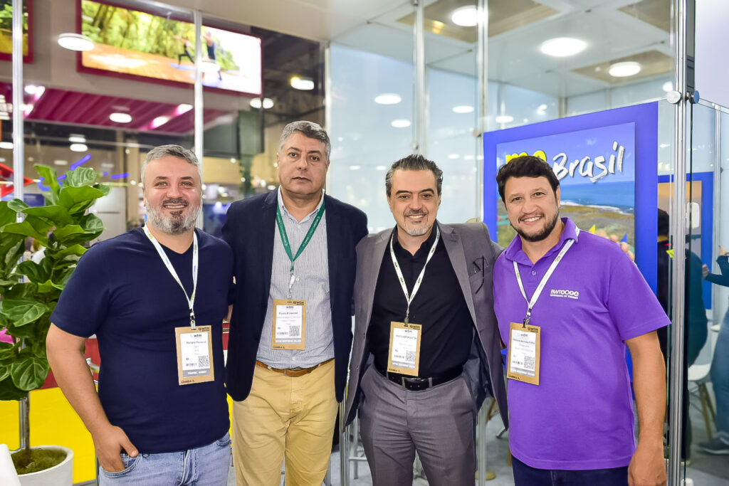 Parceiros do trade no estande do M&E