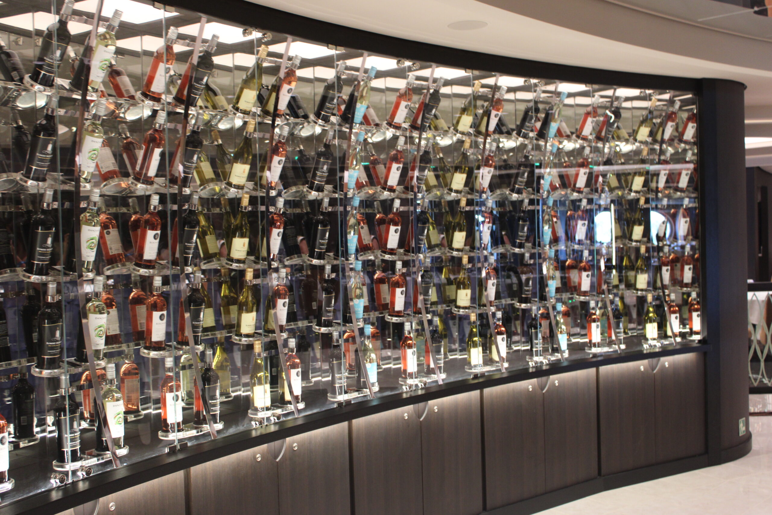 Parede de bebidas do La Foglia restaurante