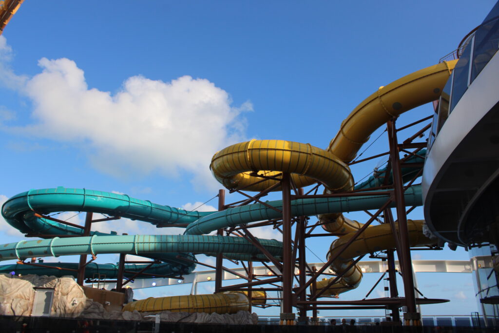 Parque aquático no meio do navio