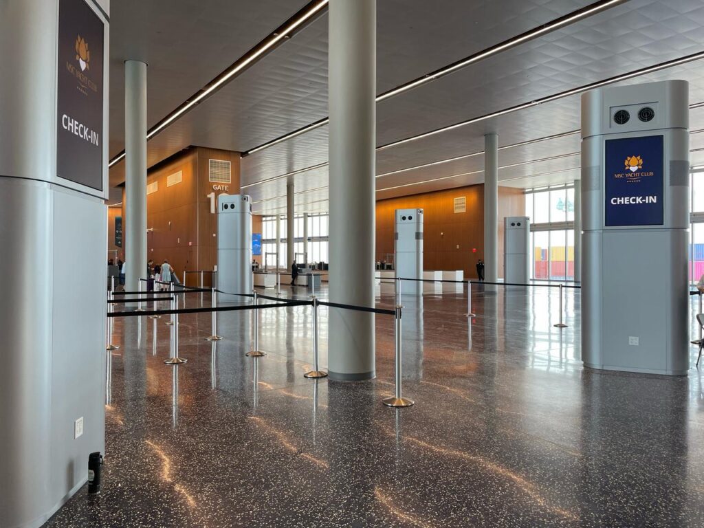 Passageiros do Yacht Club possuem uma entrada exclusiva para um embarque prioritário