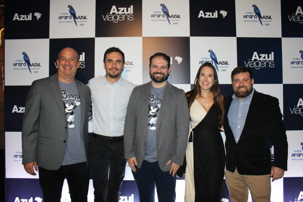 Phelipe Toledo, da Azul Viagens, com a equipe da Disney Destinations