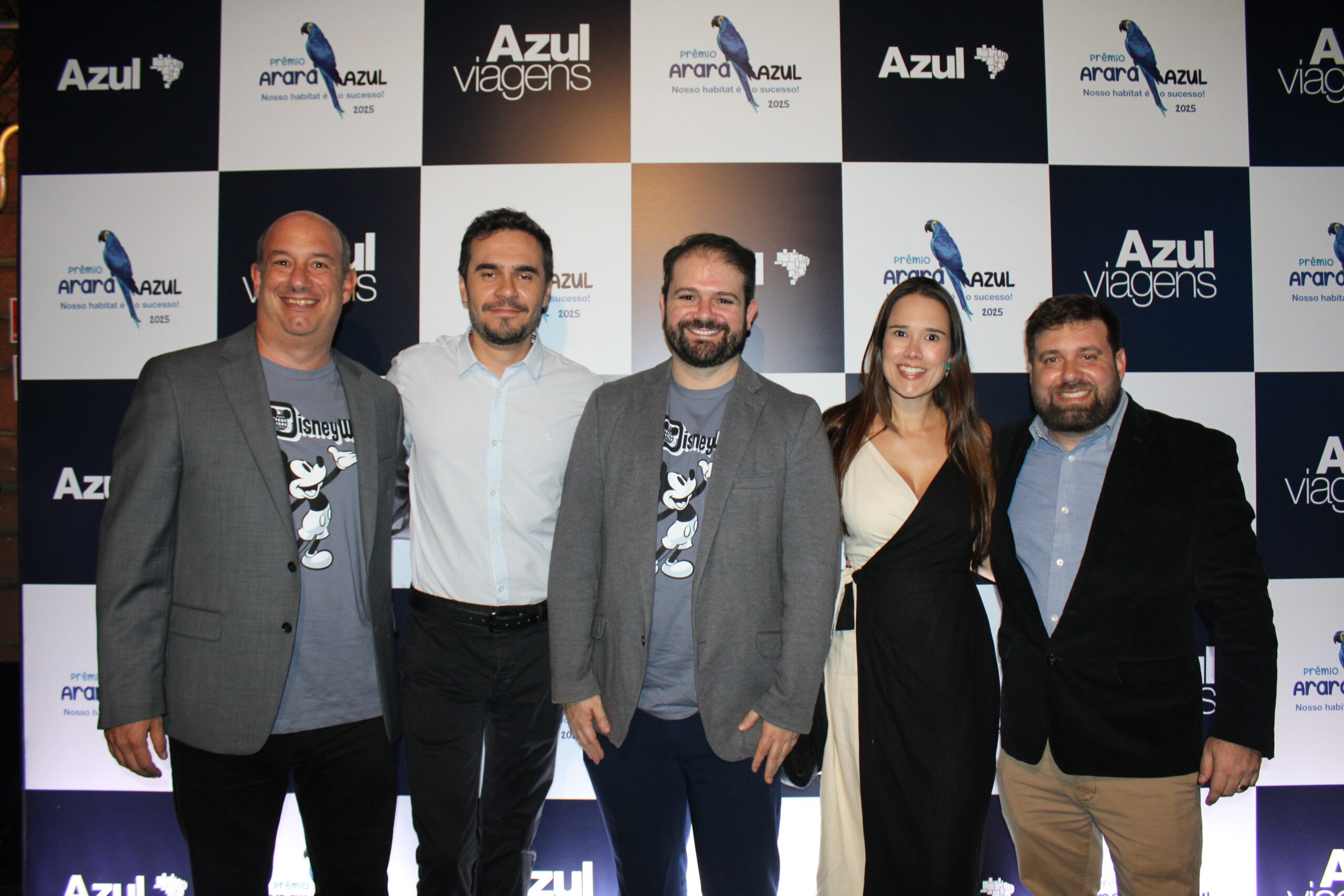 Phelipe Toledo, da Azul Viagens, com a equipe da Disney Destinations