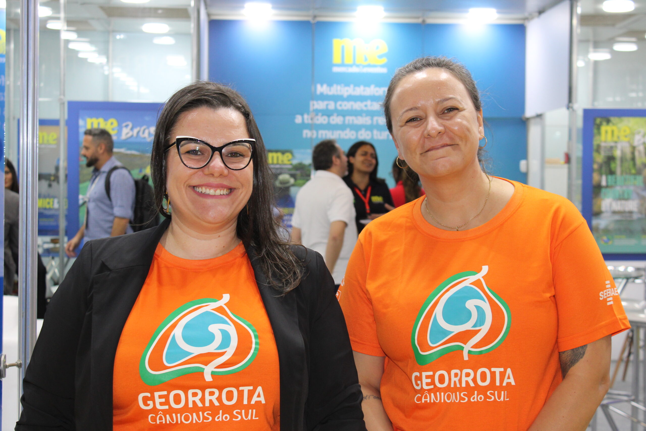 Priscila Ventura Coordenadora de Comunicacao do Georotas e Aline do Seabre scaled Georrota: destino do Sul onde natureza, ciência e aventura se encontram
