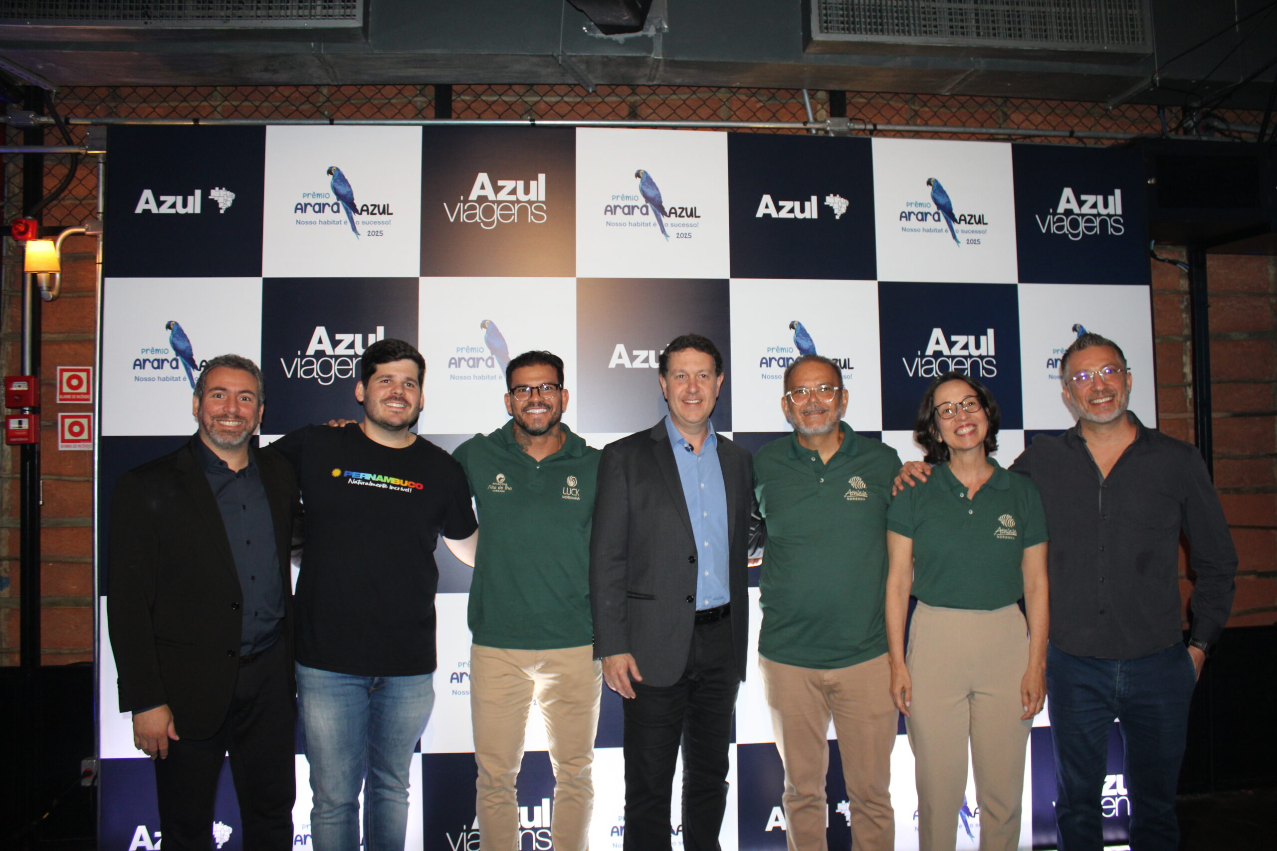 Ricardo Bezerra, da Azul Viagens, Diogo Beltrão, da Empetur, Daniel Bicudo, da Azul, e equipe da Pousadas Alto da Ilha