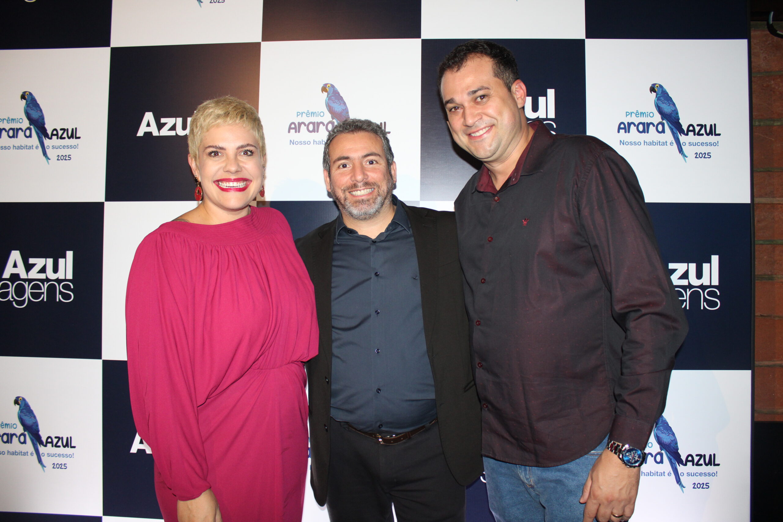 Ricardo Bezerra, da Azul Viagens, entre Geruza E Clayton Araujo, da Europamundo