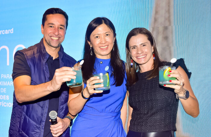 Azul e Itaú lançam cartão de crédito Skyline com pontos que não expiram e acesso a salas VIP 1 Rodrigo Carneiro diretor do Itau Cristina Yoshida diretora do programa Azul Fidelidade e Ana Karina Scarlato VP de produtos da Mastercard e1744243547179 Azul e Itaú lançam cartão de crédito Skyline com pontos que não expiram e acesso a salas VIP