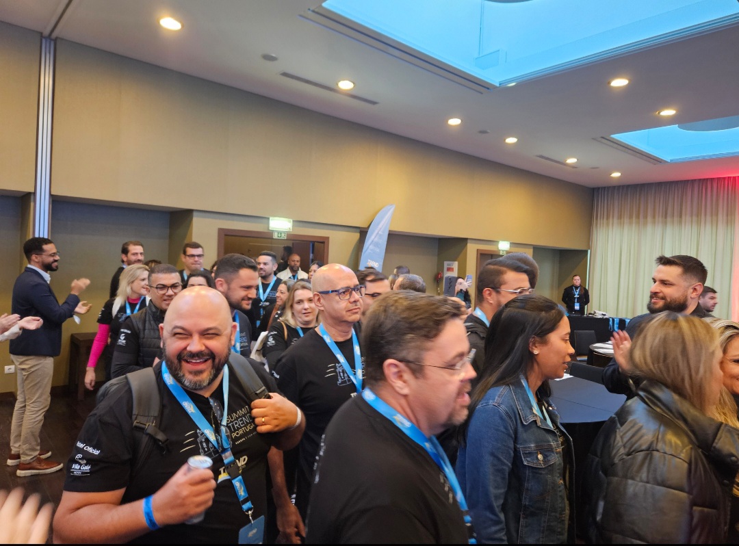 Agentes e fornecedores são recebidos com corredor de aplausos