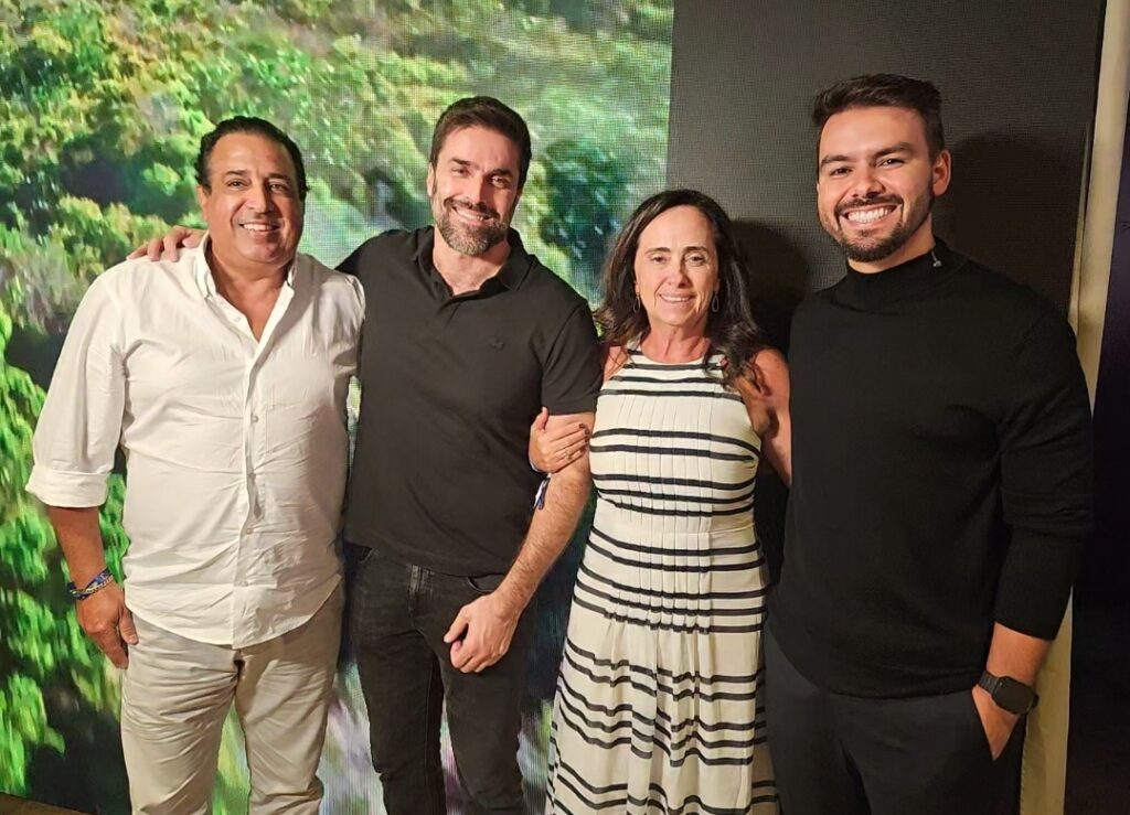 Marcelo de Sousa, da Heineken, entre Alexandre Leonel e Anna Teresa Ramus, da Pousada Atins Charme Chalés, e Yuri Arruda, do Maranhão