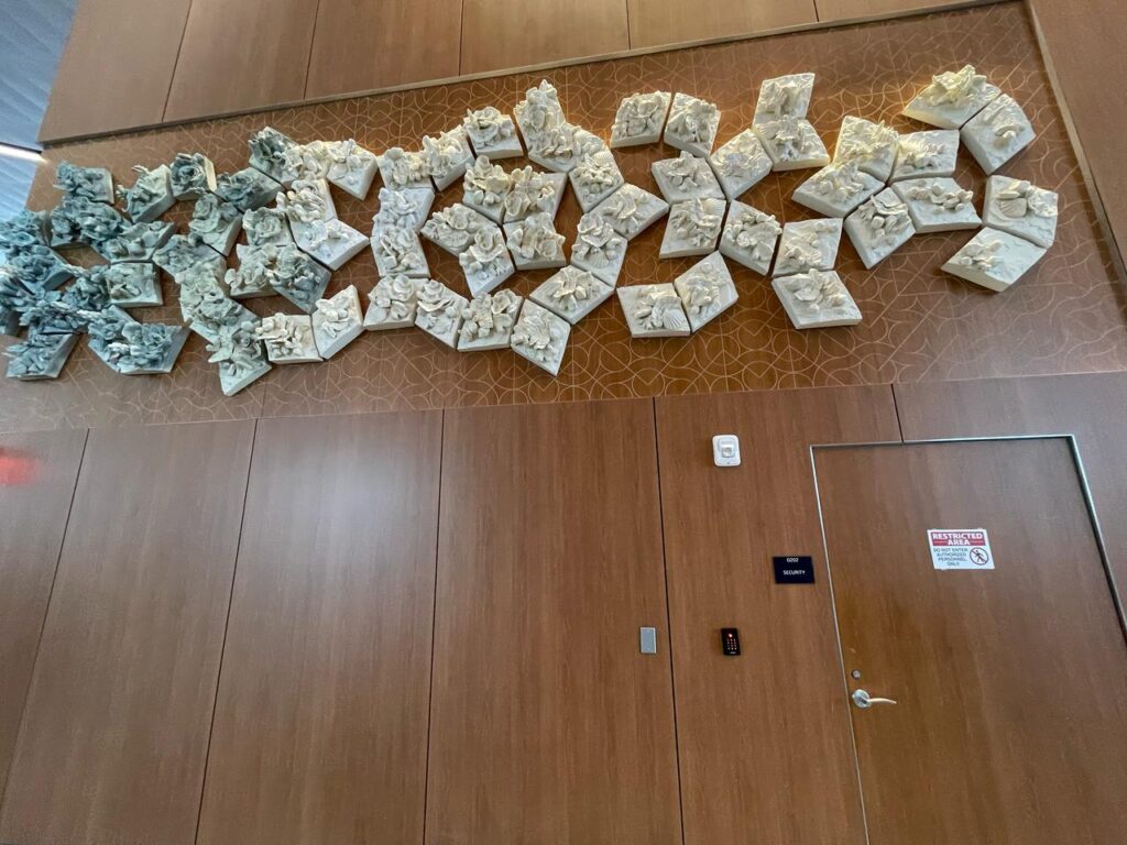 Sete obras estão em exibição no espaço