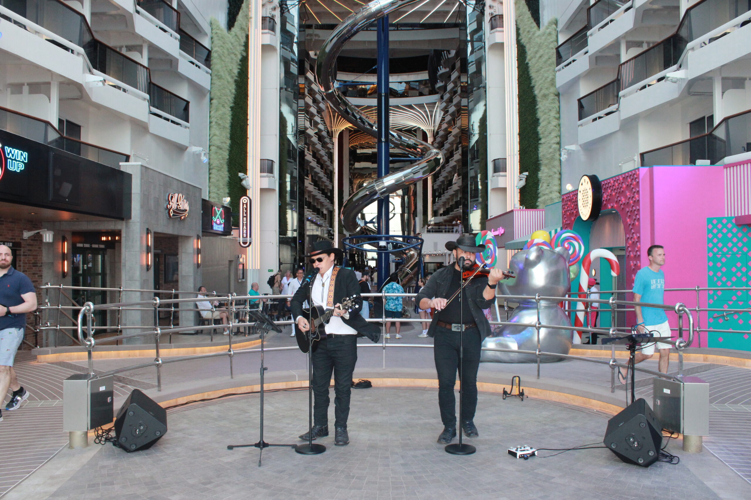 Shows e apresentações artística rolam por todo o navio