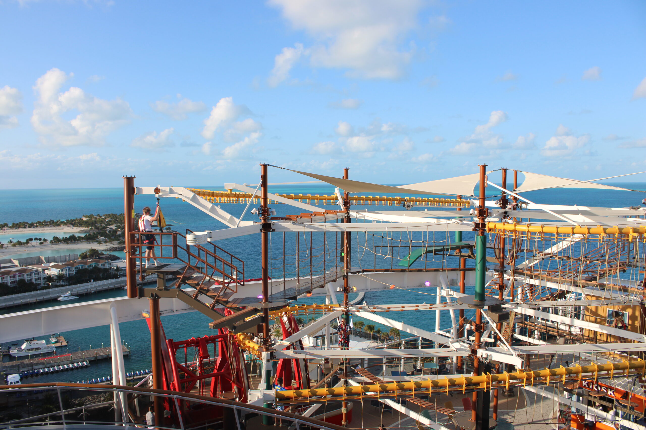 Tirolesa e arvorismo também estão disponíveis no navio