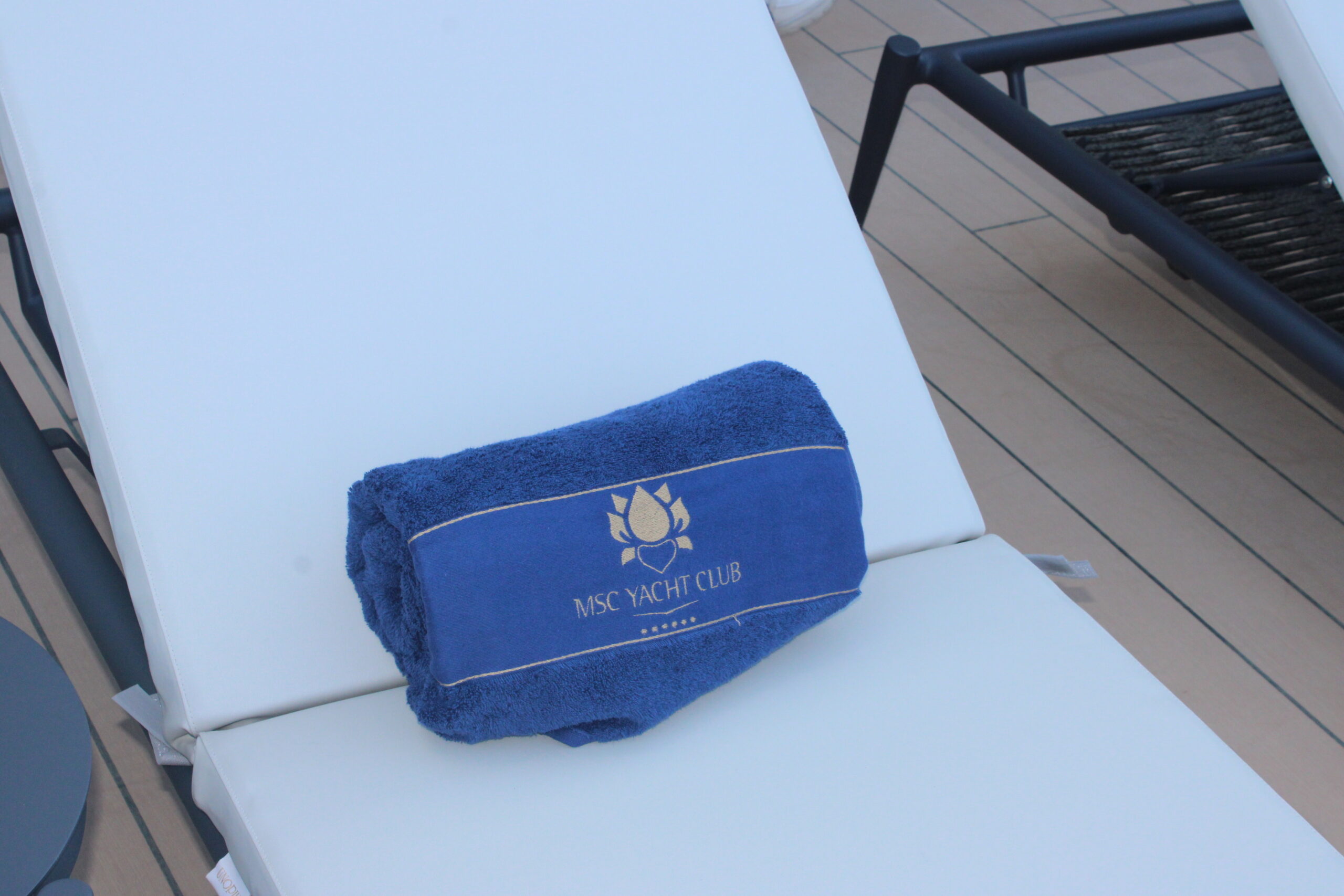 Toalhas personalizadas ficam à disposição nas espreguiçadeiras do YC Toalhas personalizadas ficam à disposição nas espreguiçadeiras do YC