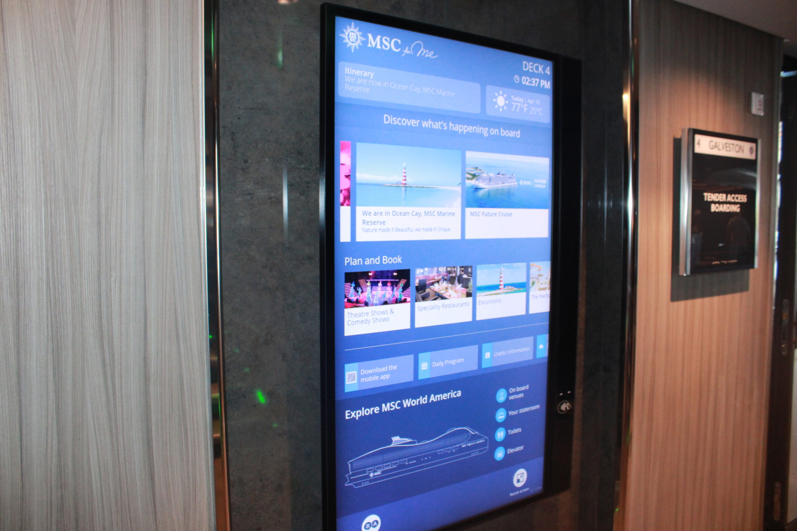 Totens com informações sobre o navio e suas ofertas estão espalhados por todos os cantos