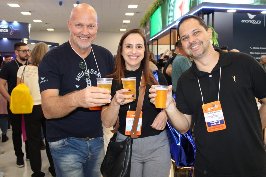Valdir Moeller, da Mondiale, Maria Melchior, da Santa Clara Turismo e Samuel Ronchesel, da Viagens e Turismo