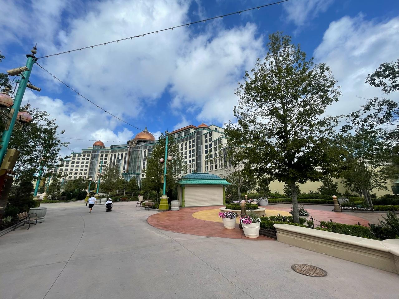 Vista do parque para o hotel Helios