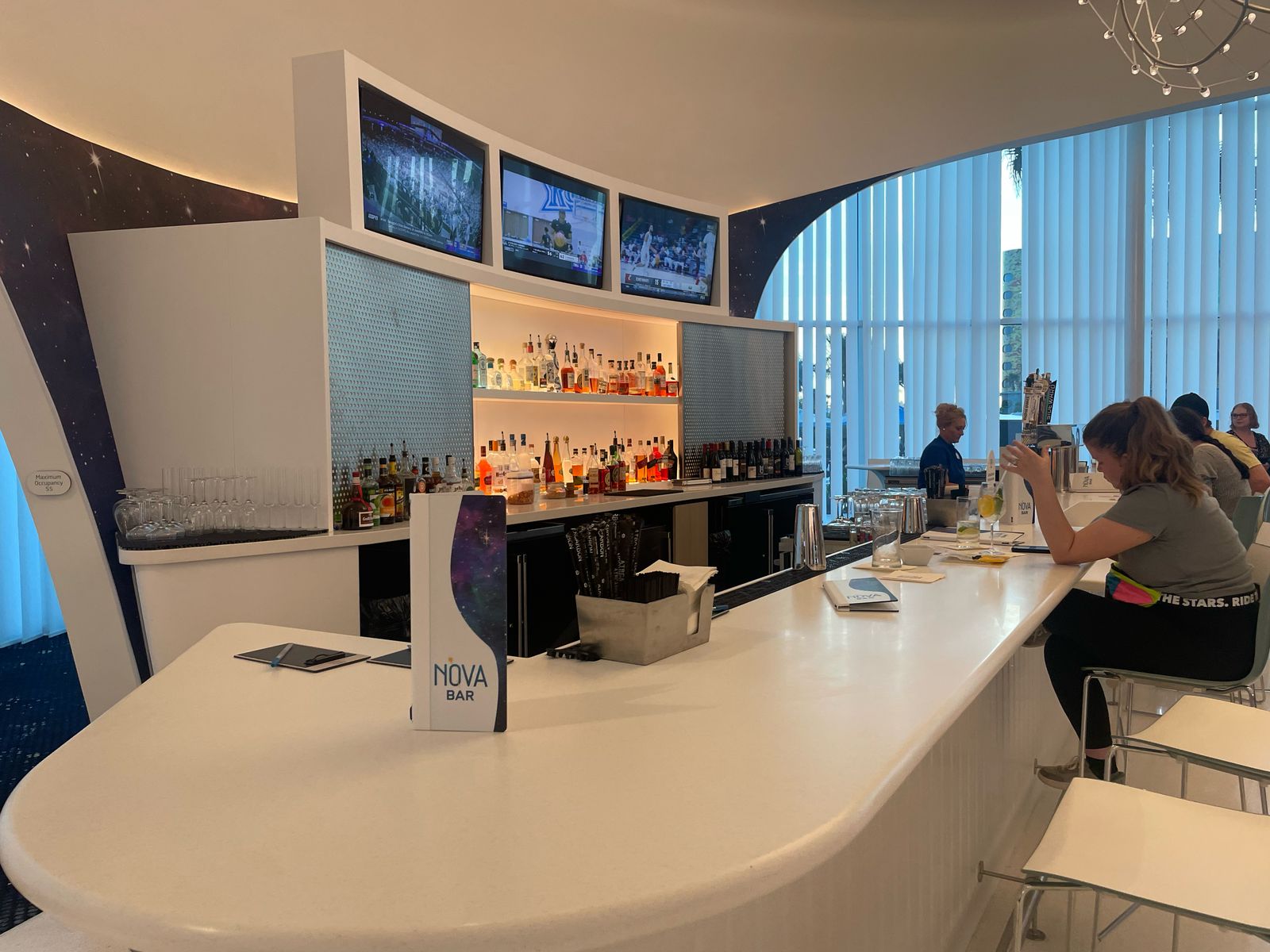 O Nova Bar oferece drinks e um ambiente sofisticado no lobby