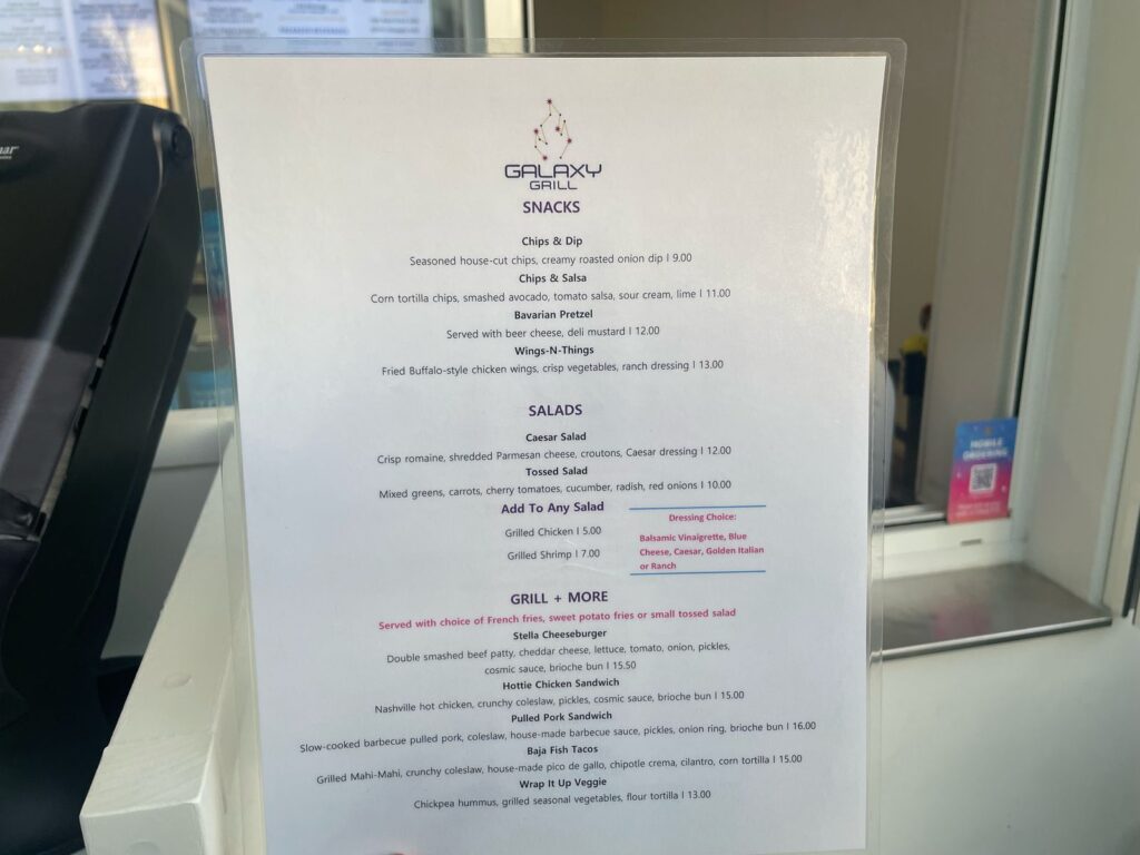 Cardápio do Galaxy Grill, que conta com hambúrgueres, quesadillas, saladas, bebidas e mais