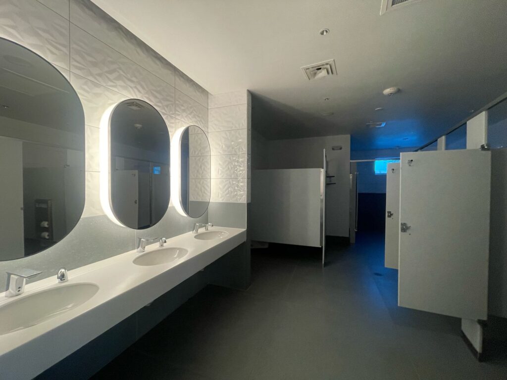 Banheiro feminino da área da piscina