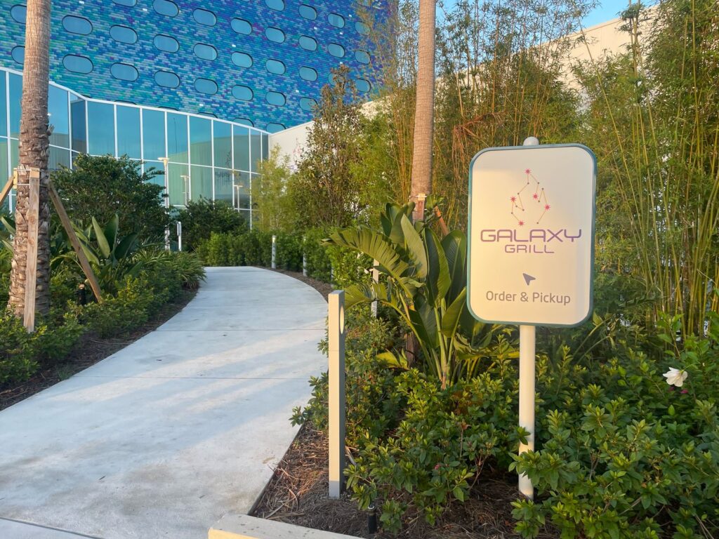 Entrada para o Galaxy Grill, próximo à piscina