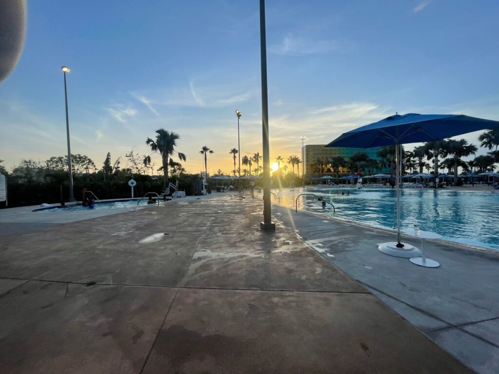São duas piscinas, uma maior e uma menor, para crianças