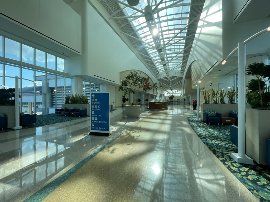 O Brightline é conectado com o terminal C do aeroporto de Orlando
