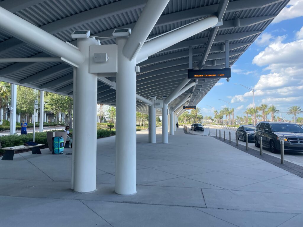Serviços de shuttle e aplicativos de transporte deixam os passageiros na entrada do terminal