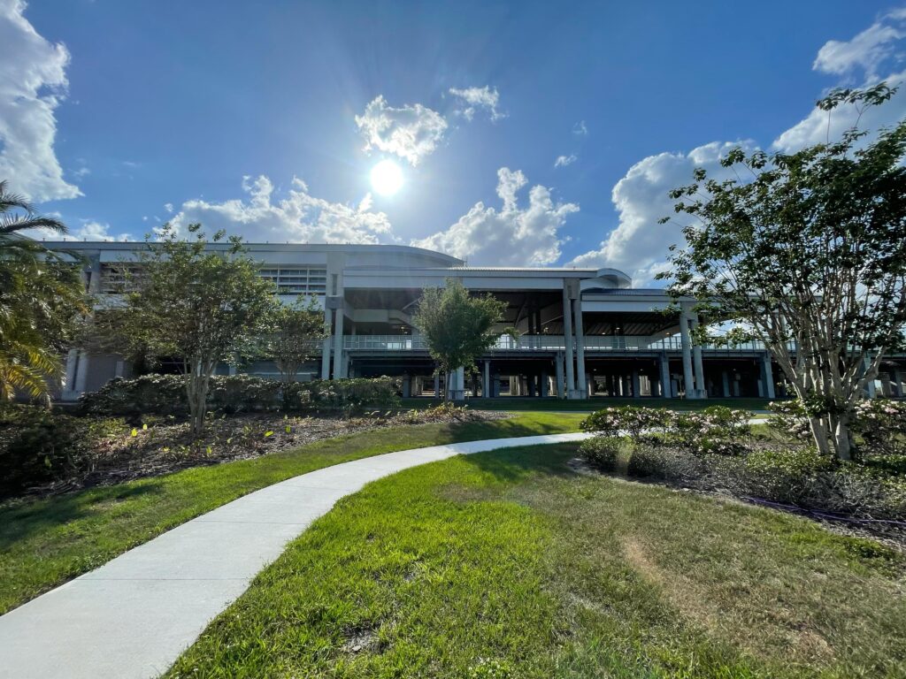Moderna, a estação de Orlando fica próximo ao aeroporto