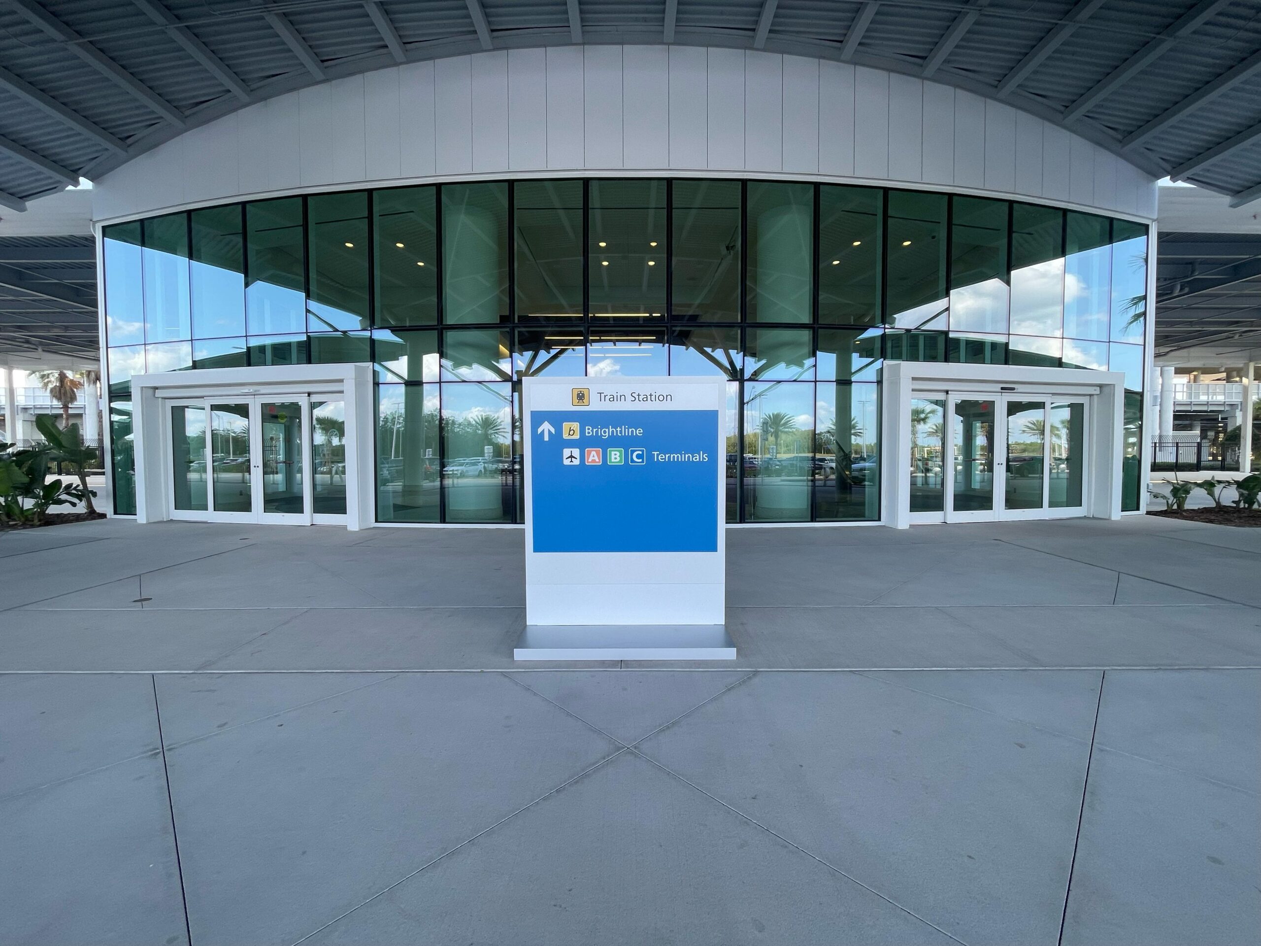 Entrada do terminal do Brightline em Orlando