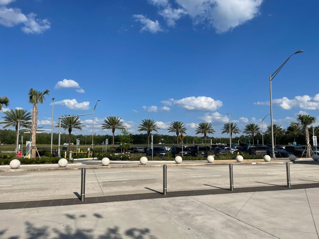 A estação conta com um estacionamento grande