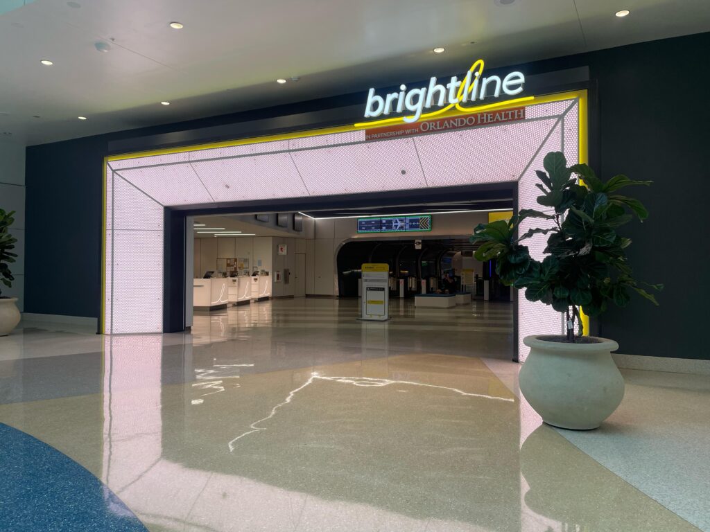 A entrada do Brightline em Orlando