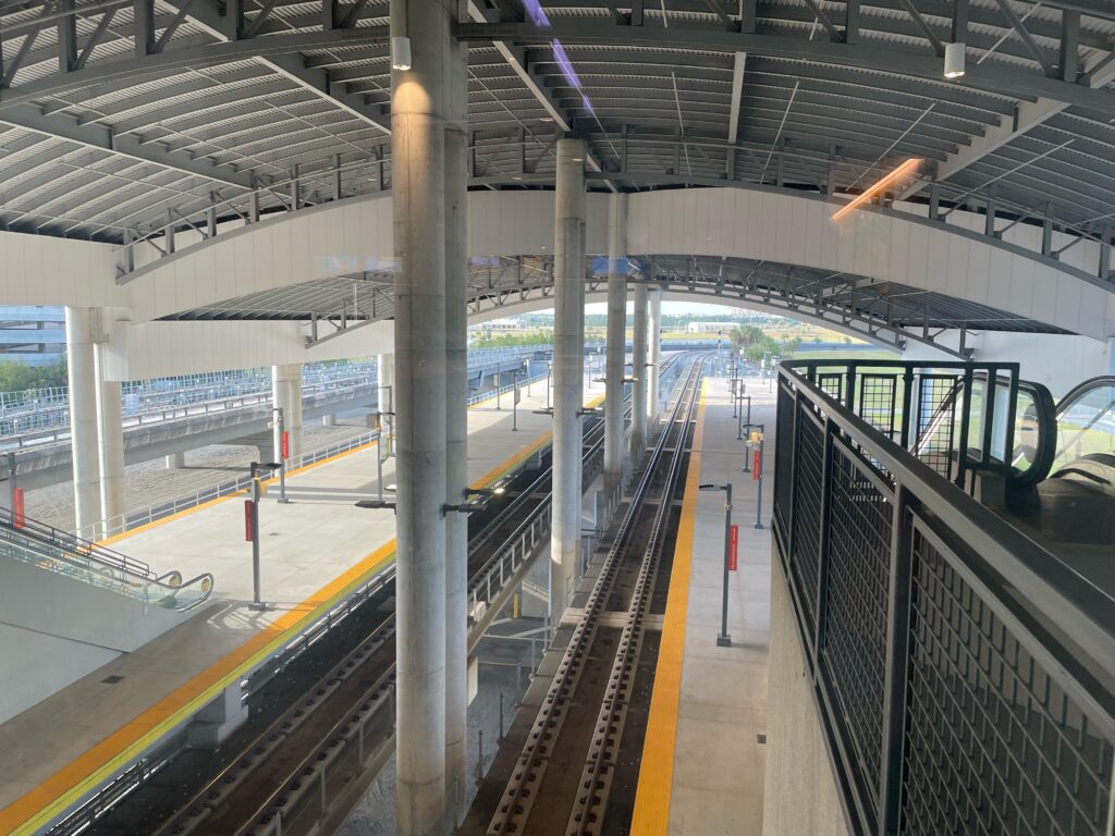As plataformas do trem em Orlando