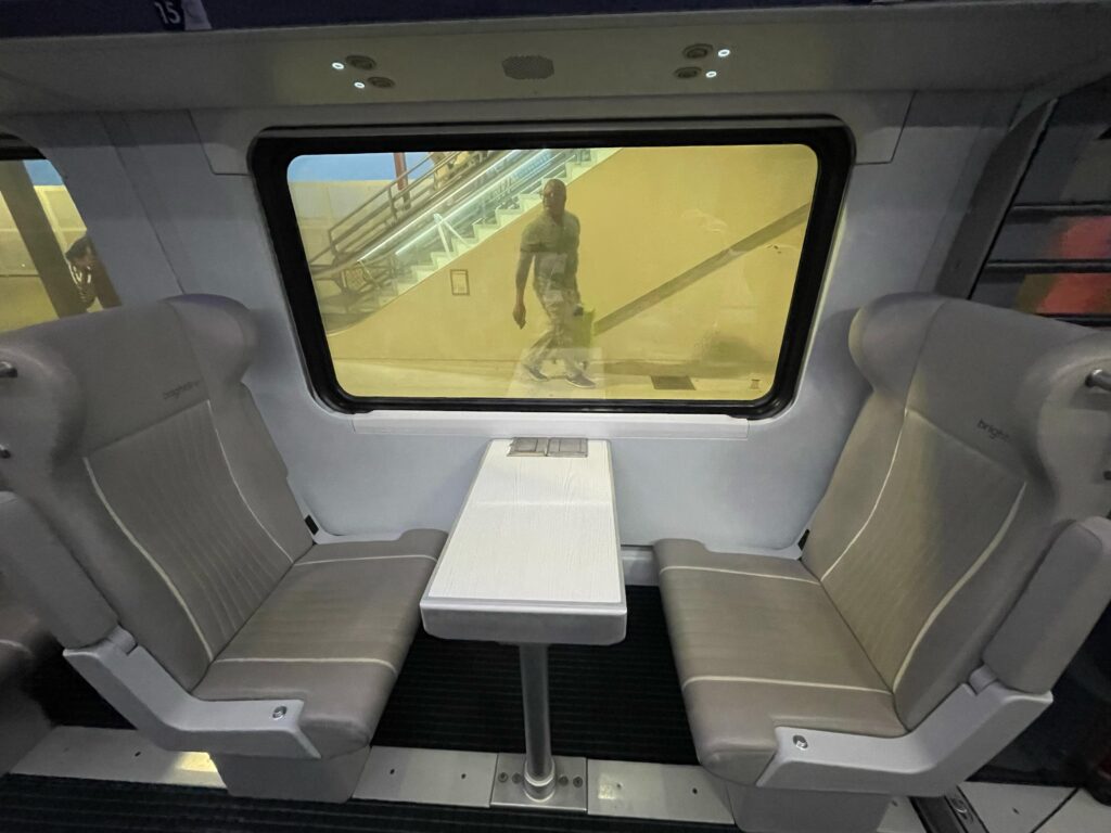 Há assentos compartilhados, ideal para quem viaja em grupo