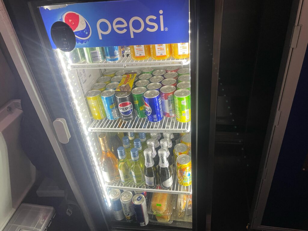 Frigobar com as bebidas disponíveis no premium