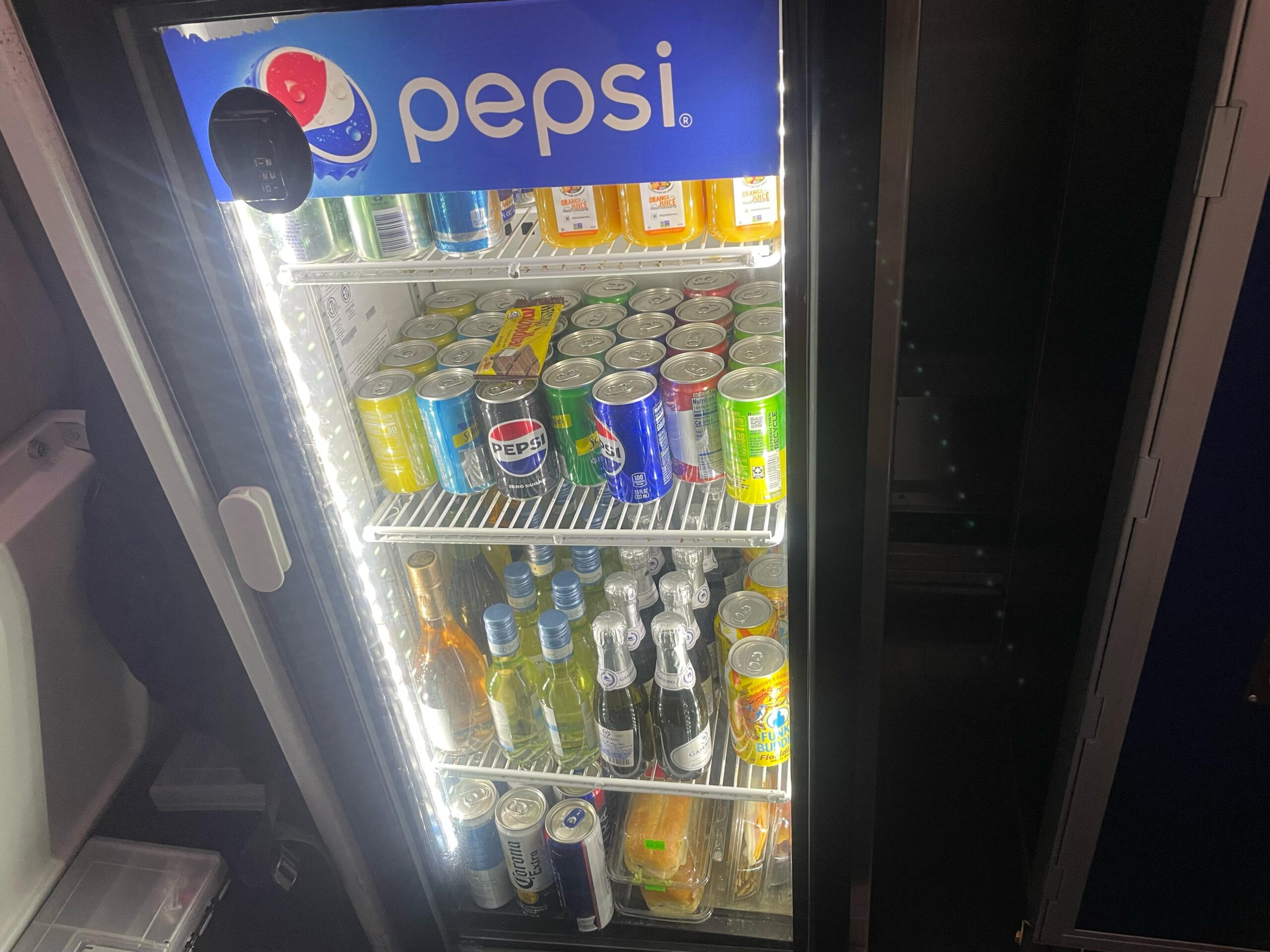 Frigobar com as bebidas disponíveis no premium