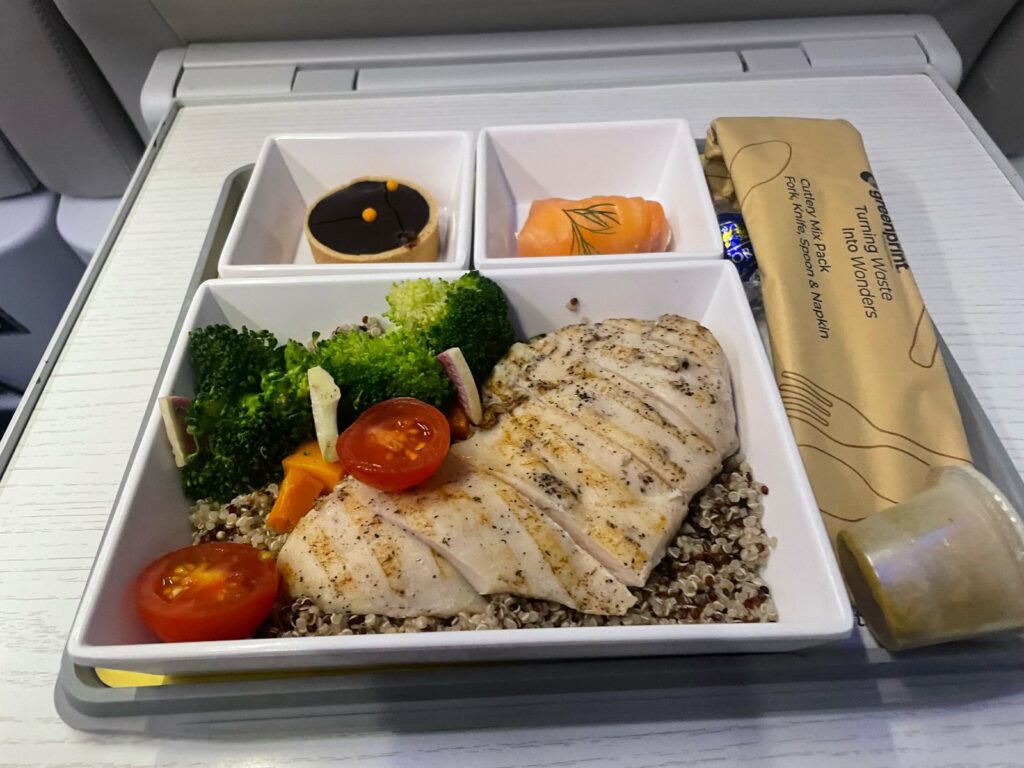 Para o jantar, havia opções de saladas ou frango marinado com quinoa e vegetais