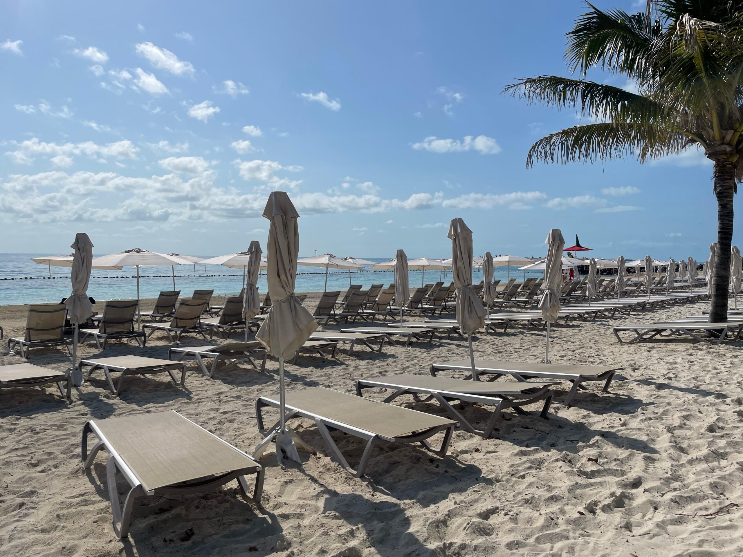 Cadeiras e guarda-sóis estão incluídos Cadeiras e guarda-sóis estão incluídos