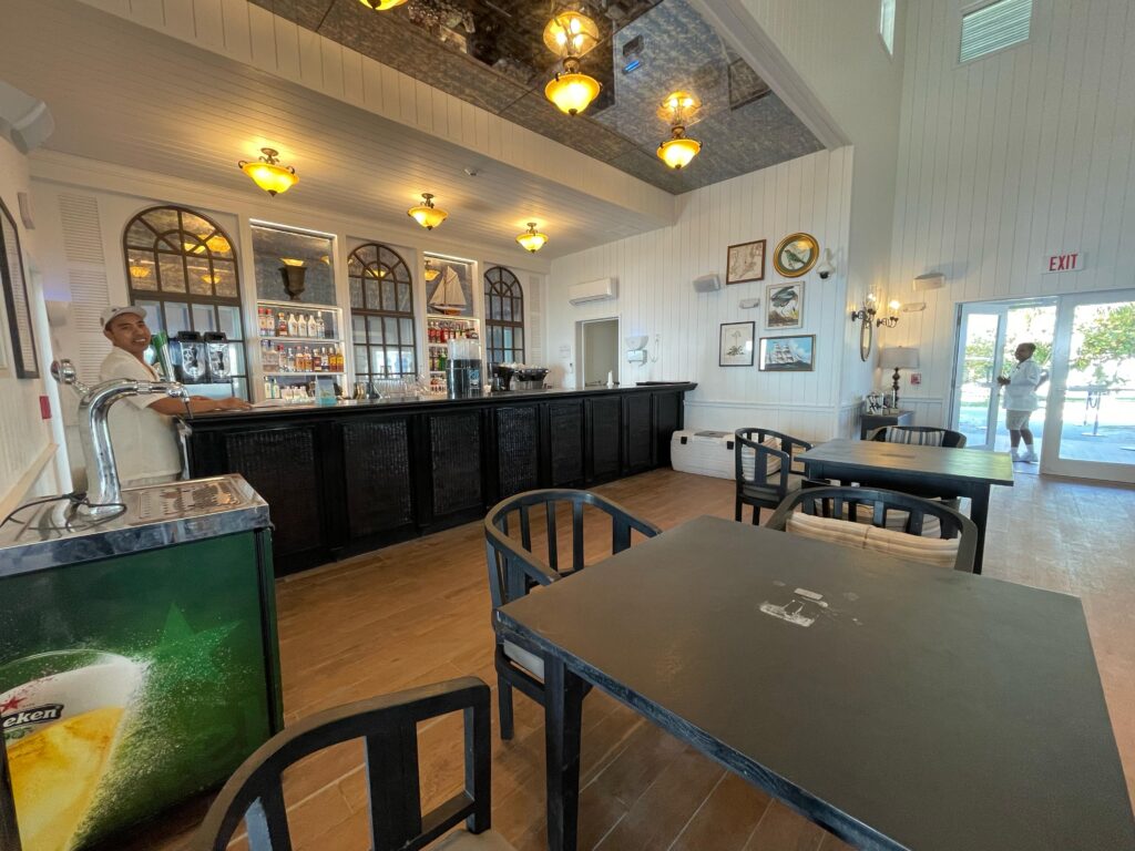 O restaurante oferece almoços à la carte à beira-mar