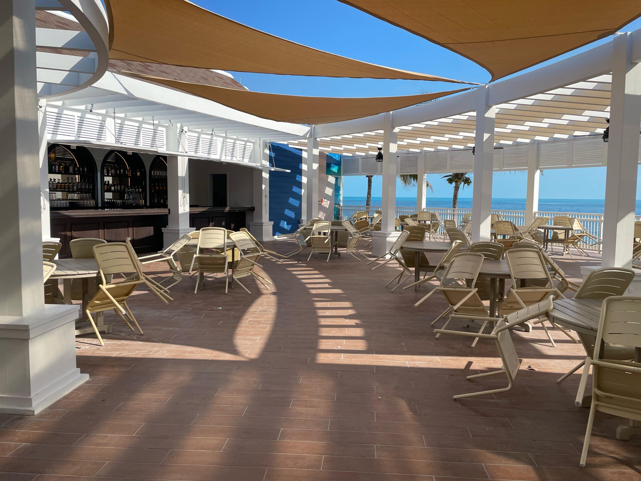 O bar conta com mesas e cadeiras externas O bar conta com mesas e cadeiras externas