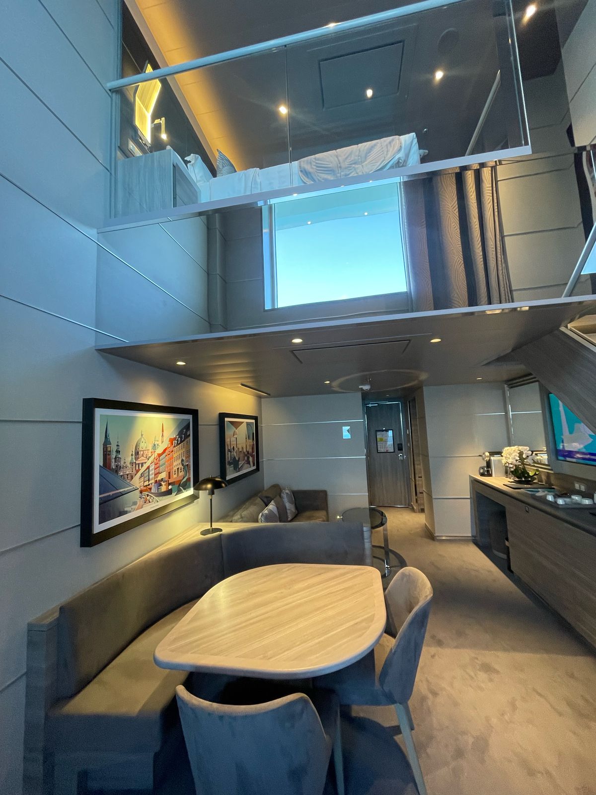 O andar de baixo abriga um banheiro, sofás e mesa, além da varanda O andar de baixo abriga um banheiro, sofás e mesa, além da varanda