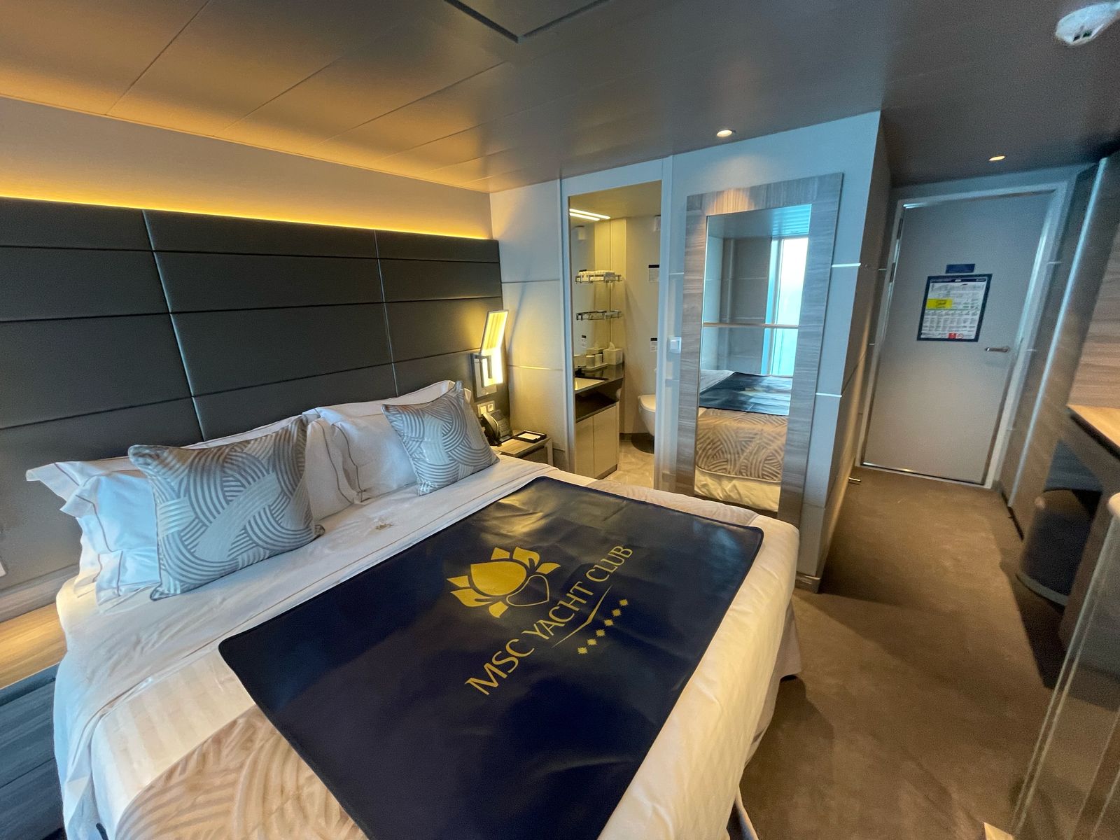 Cama e banheiro se encontram no andar de cima Cama e banheiro se encontram no andar de cima