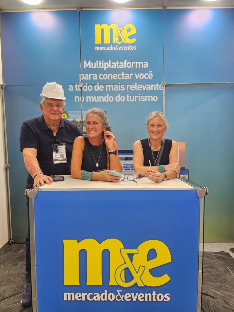 Roy Taylor, Mari Masgrau e Rosa Masgrau, do M&E já estão na feira conferindo de perto da montagem