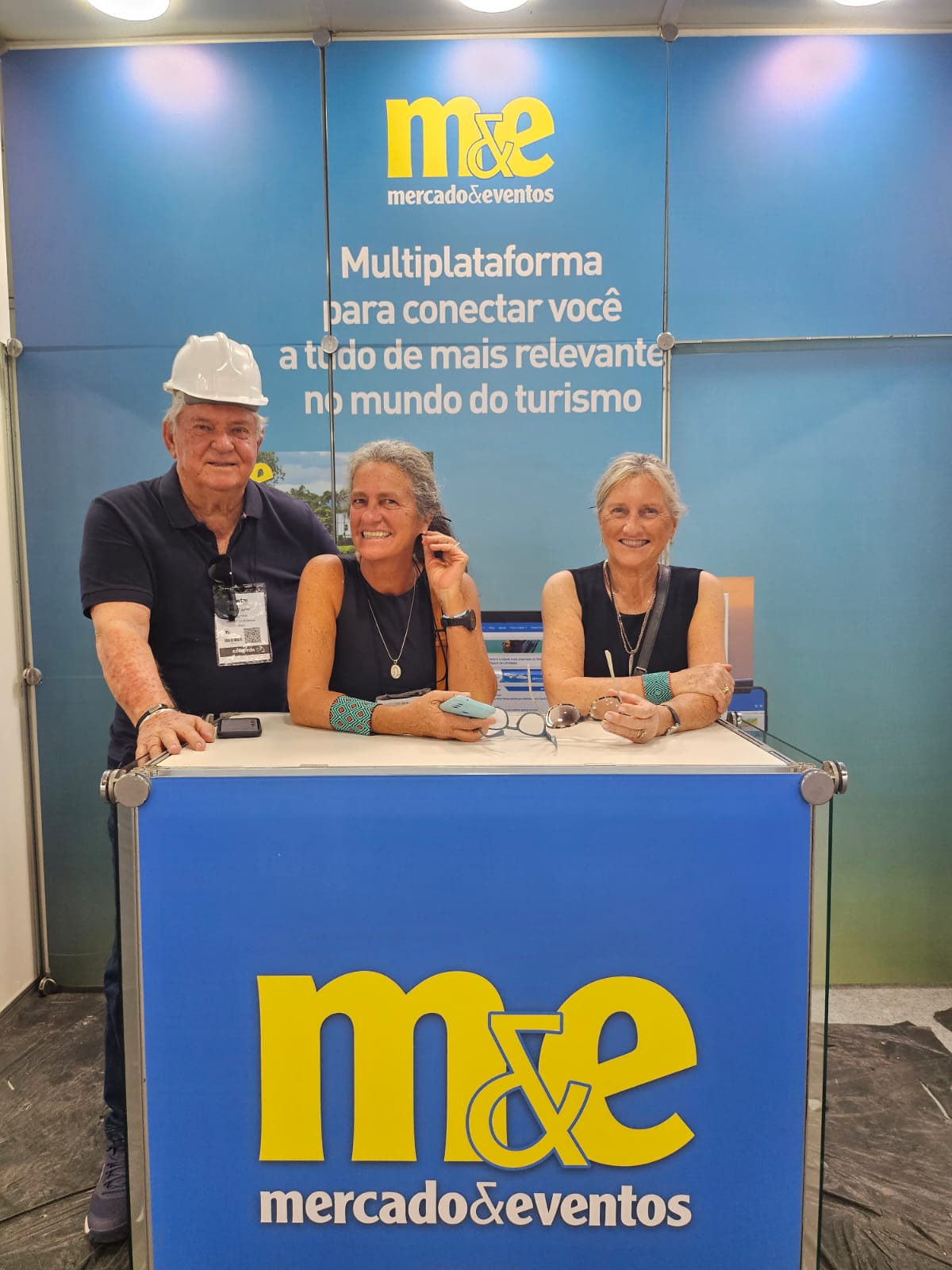 Roy Taylor, Mari Masgrau e Rosa Masgrau, do M&E já estão na feira conferindo de perto da montagem
