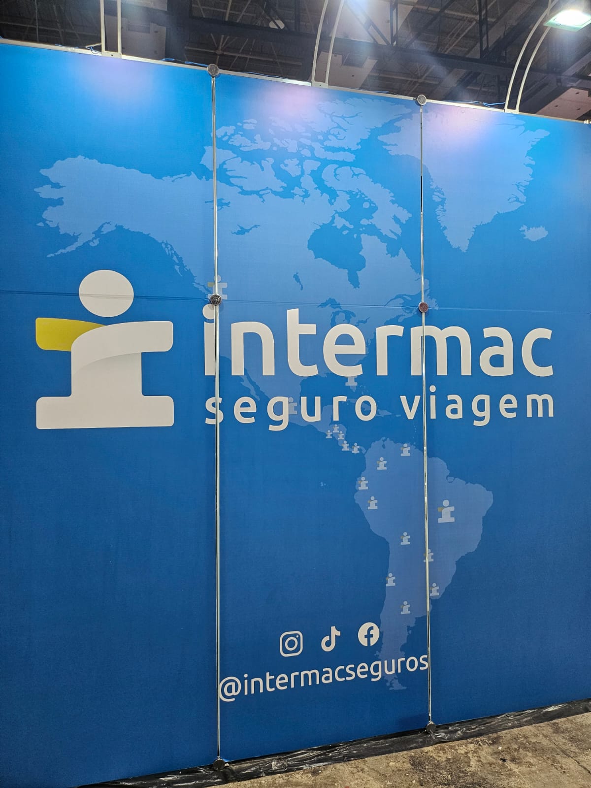 Plotagem da Intermac no estande do M&E